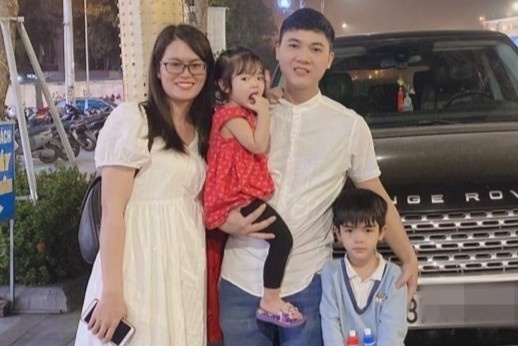 Bo me di chong dich, gui 2 con nho cho co giao cham soc hinh anh