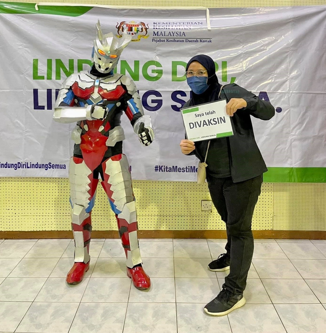 mac do cosplay di tiem vaccine anh 5