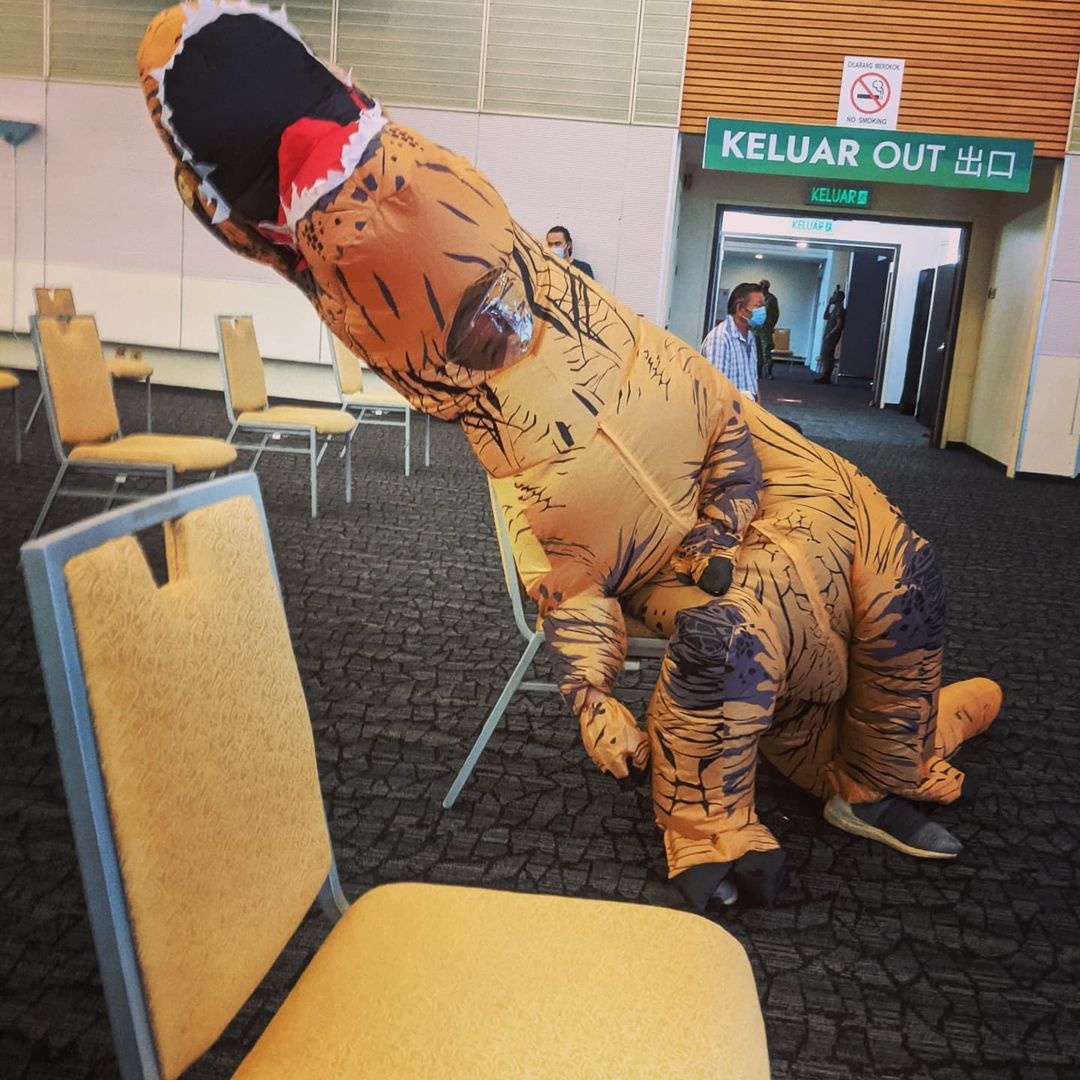 mac do cosplay di tiem vaccine anh 3