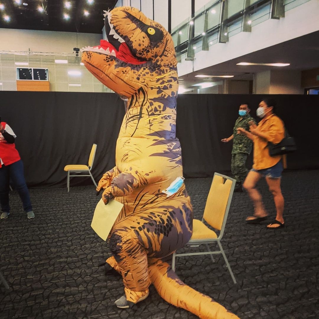 mac do cosplay di tiem vaccine anh 1