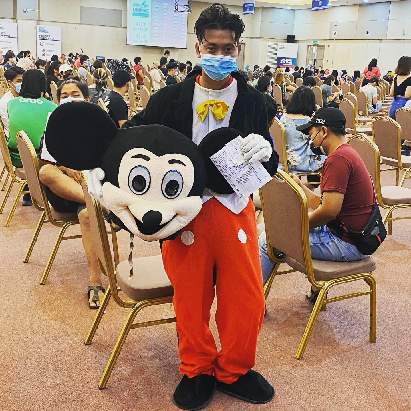 mac do cosplay di tiem vaccine anh 9