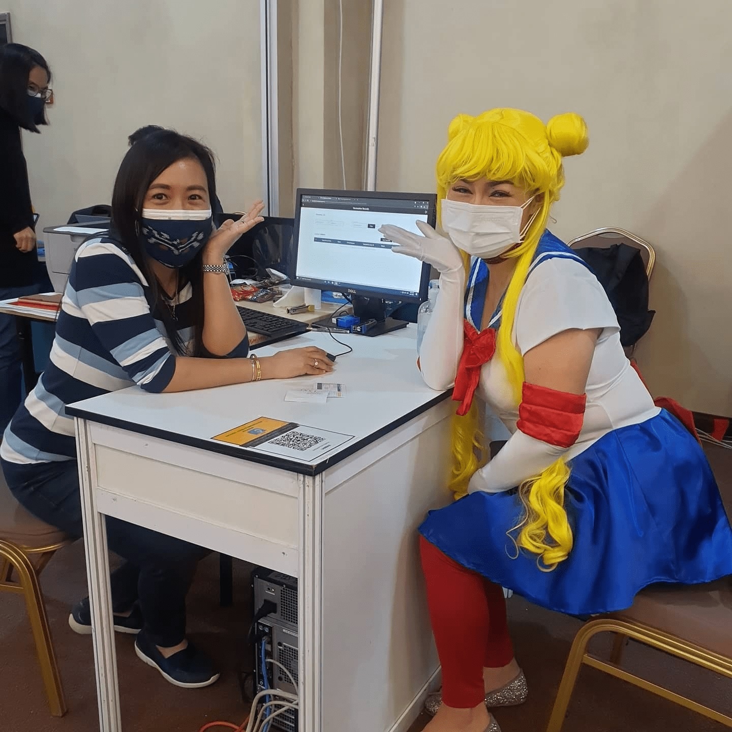 mac do cosplay di tiem vaccine anh 7