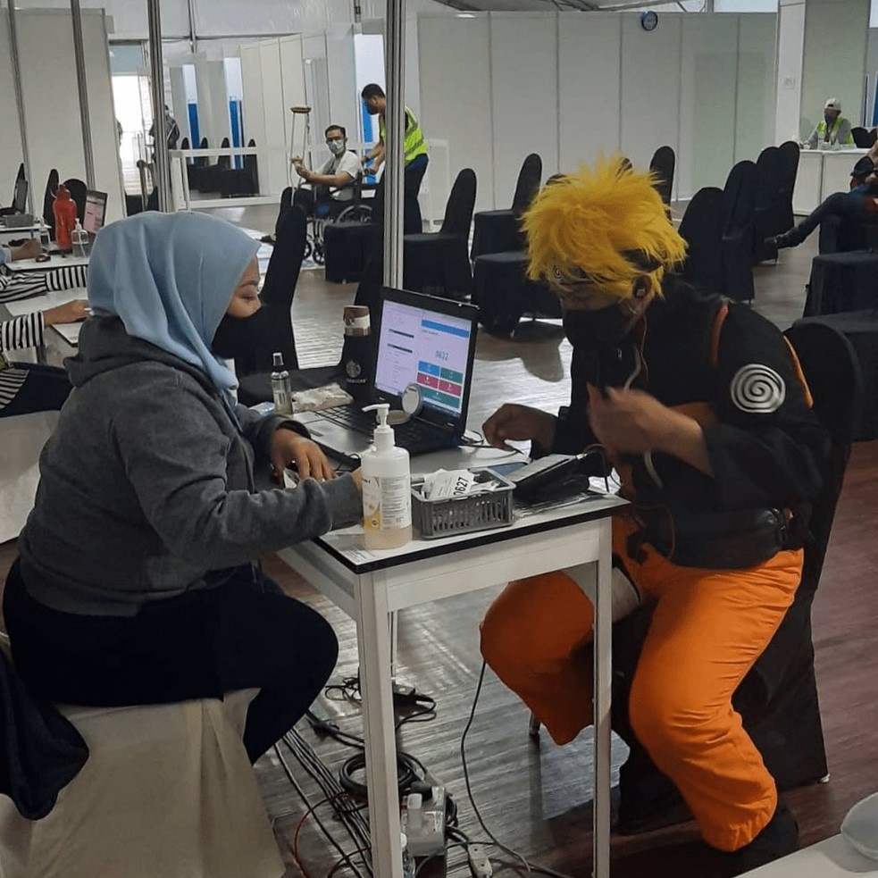 mac do cosplay di tiem vaccine anh 11