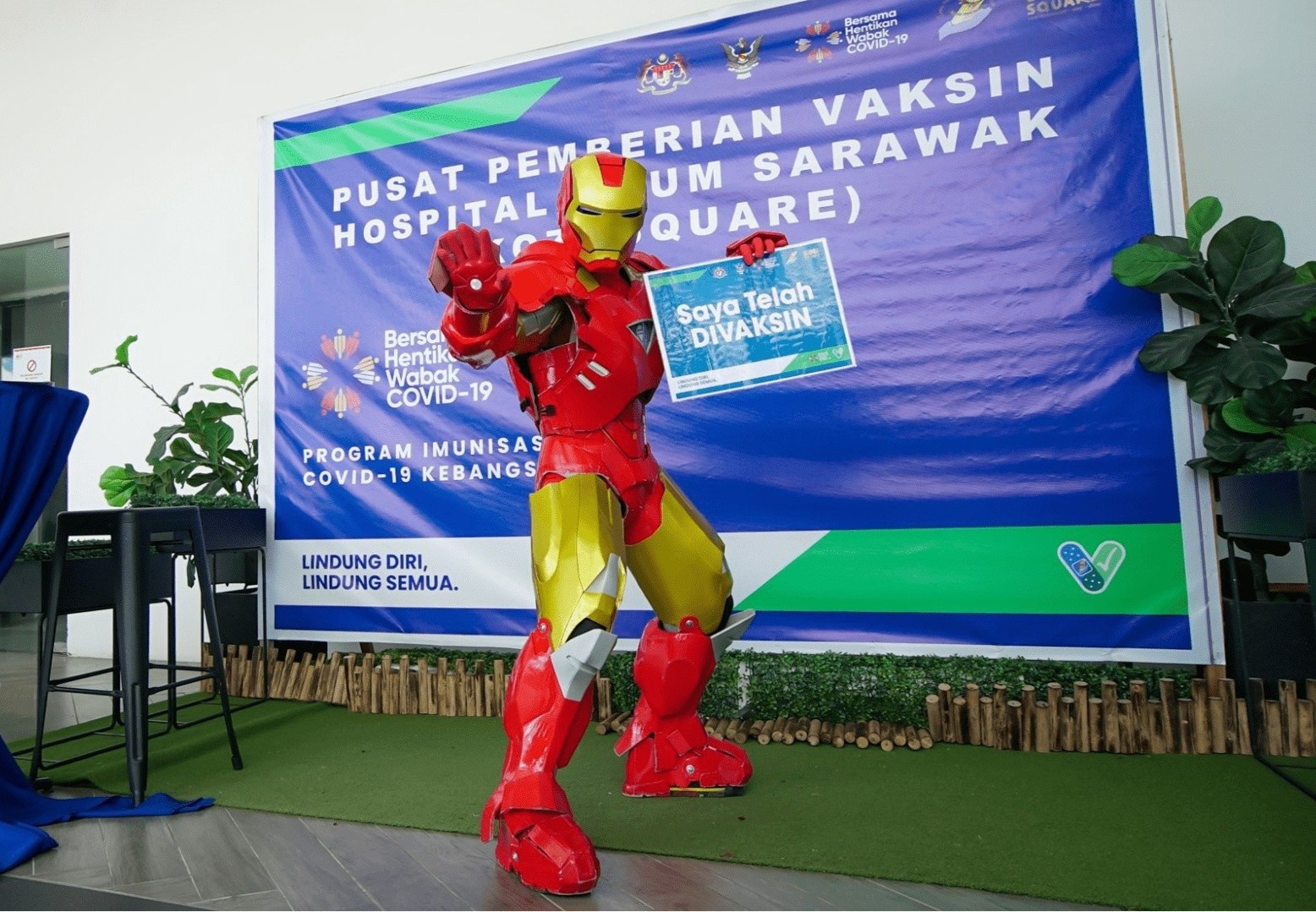 mac do cosplay di tiem vaccine anh 12