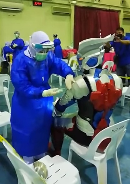 mac do cosplay di tiem vaccine anh 6