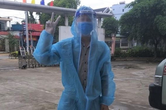 Di tinh nguyen chong dich o TP.HCM, chang trai quyet tam bo thuoc la hinh anh
