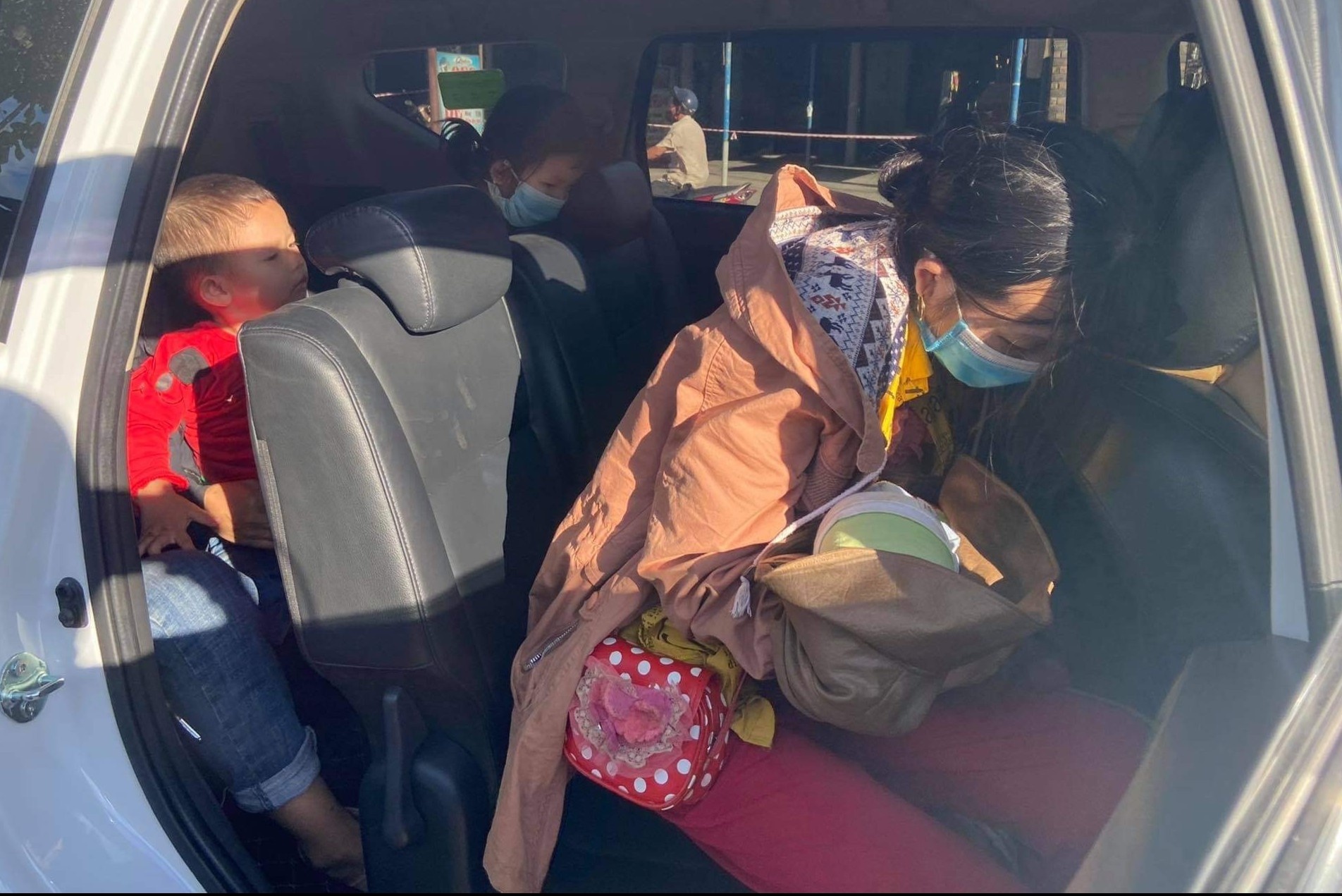 Ho tro oto dua be 10 ngay tuoi ve Nghe An tranh dich hinh anh