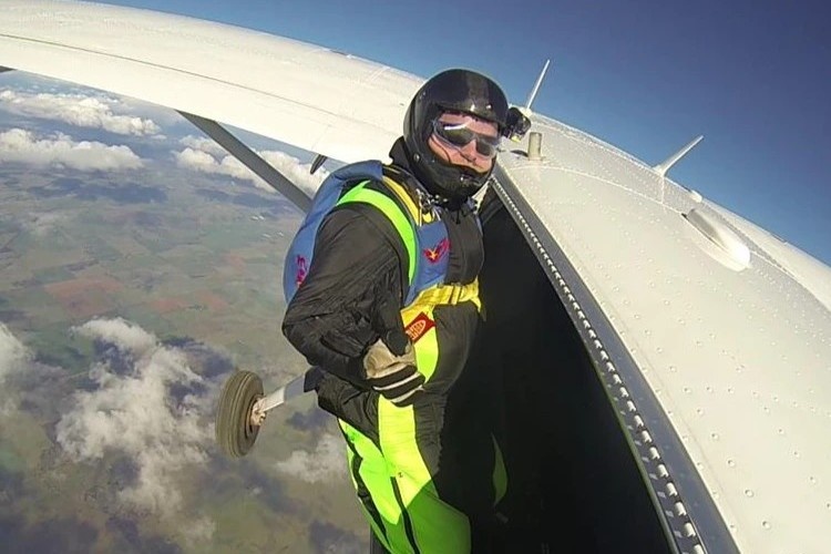 Huong dan vien Australia tu nan khi cuu nguoi nhay du hinh anh