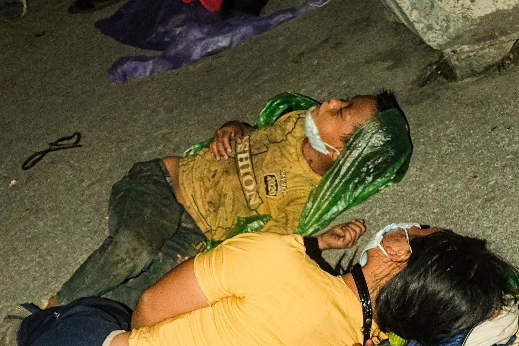 Be trai Nghe An nam ngu o chot kiem soat dich da ve que an toan hinh anh