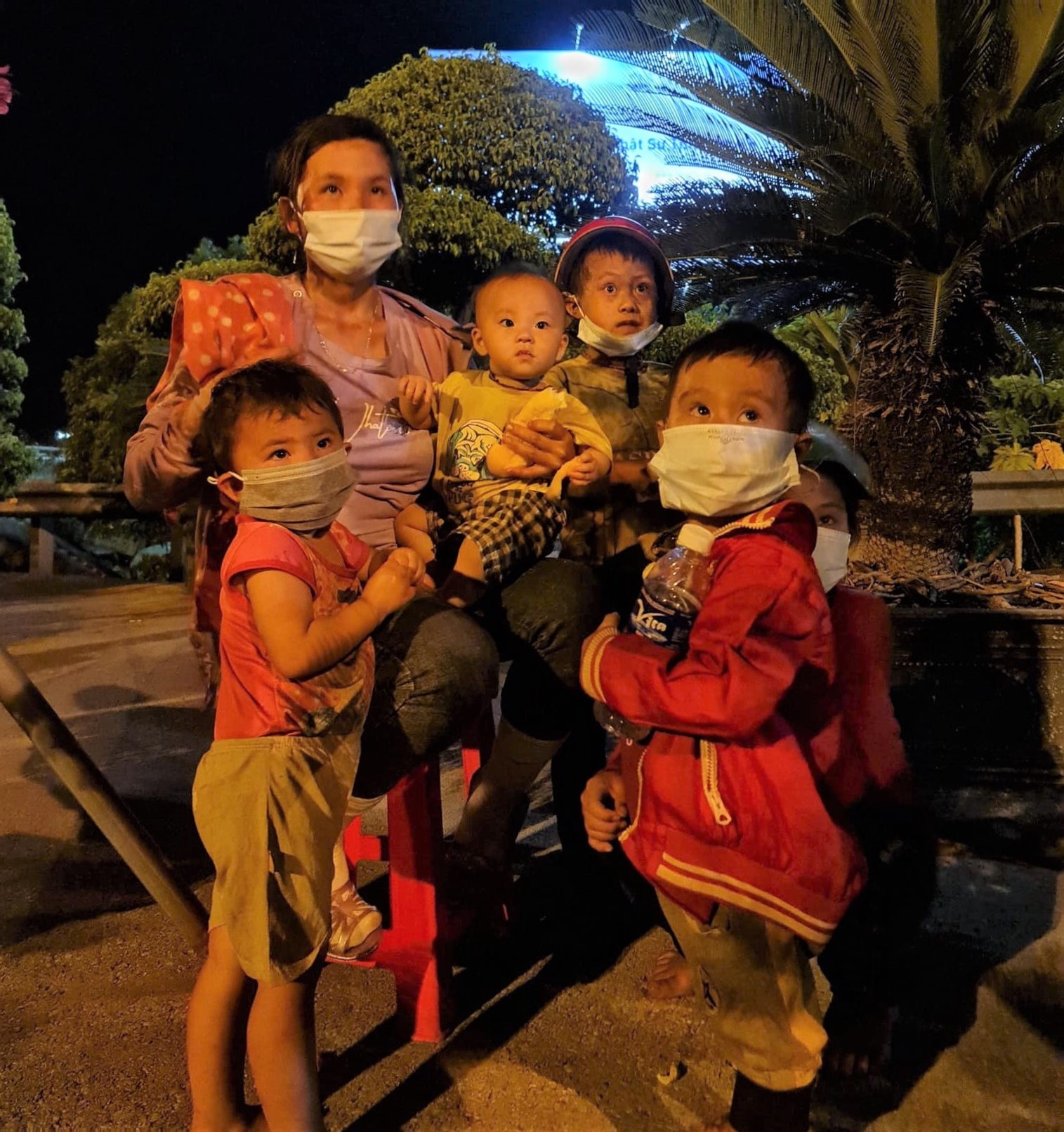 be trai ngu o chot kiem dich anh 2