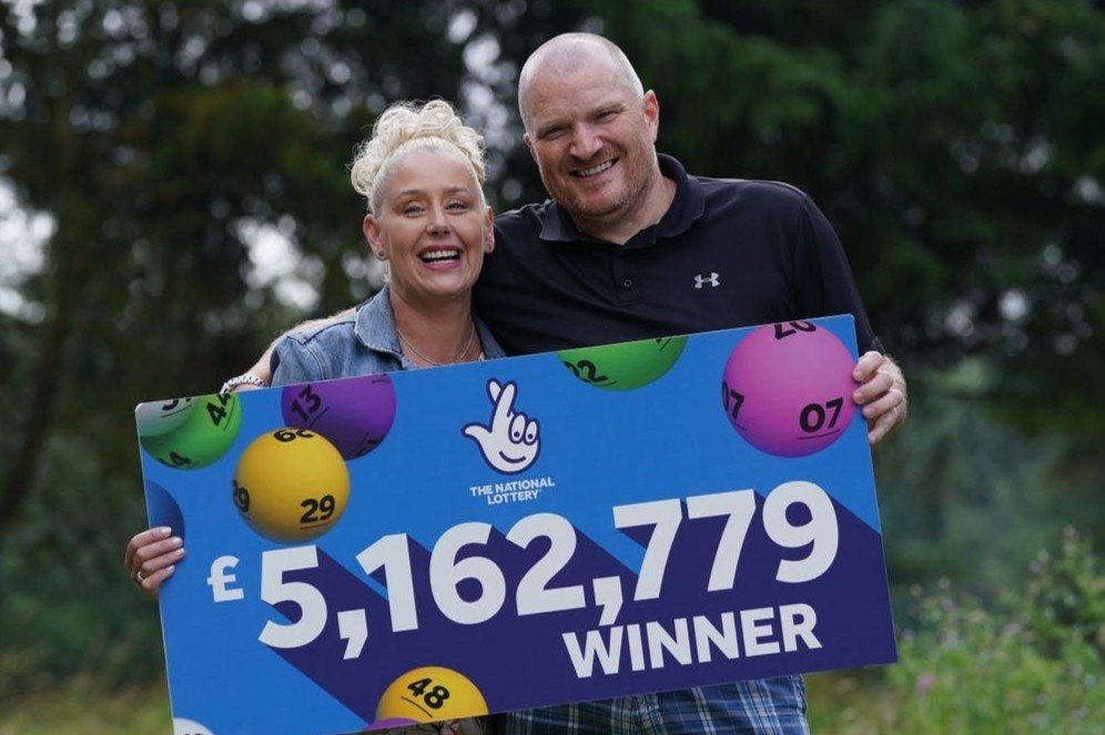 Nhan vien sieu thi o Scotland thanh trieu phu sau mot dem hinh anh