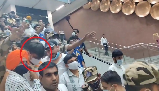 van dong vien An Do bi vay kin o san bay anh 2