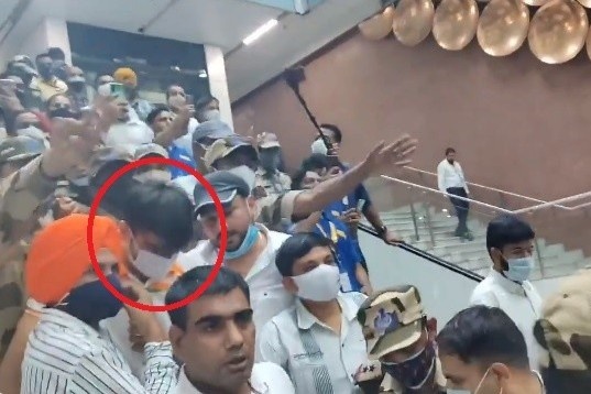 Nguoi An Do vay kin van dong vien gianh huy chuong vang Olympic o san bay hinh anh