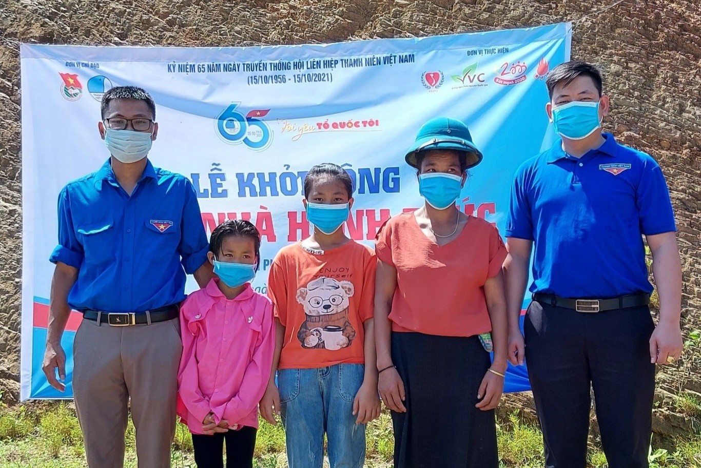 Tang nha cho hoc sinh ngheo vung cao hinh anh