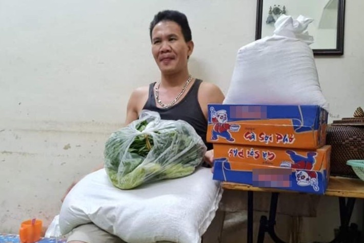 Nguoi khiem thi mat viec, mac ket o Ha Noi cau cuu hinh anh