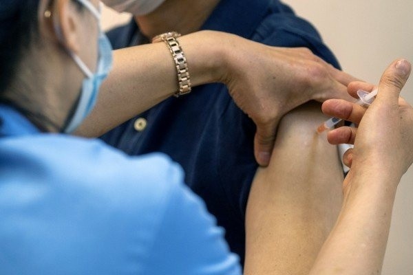Nguoi dan ong Hong Kong bi tiem lien 2 mui vaccine hinh anh