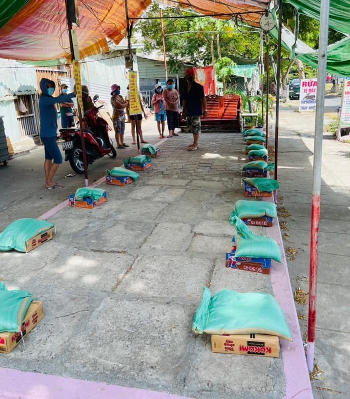 người đàn ông nhảy lên vì được quà từ thiện ảnh 3 nguoi dan ong nhay len vi duoc qua tu thien anh 3