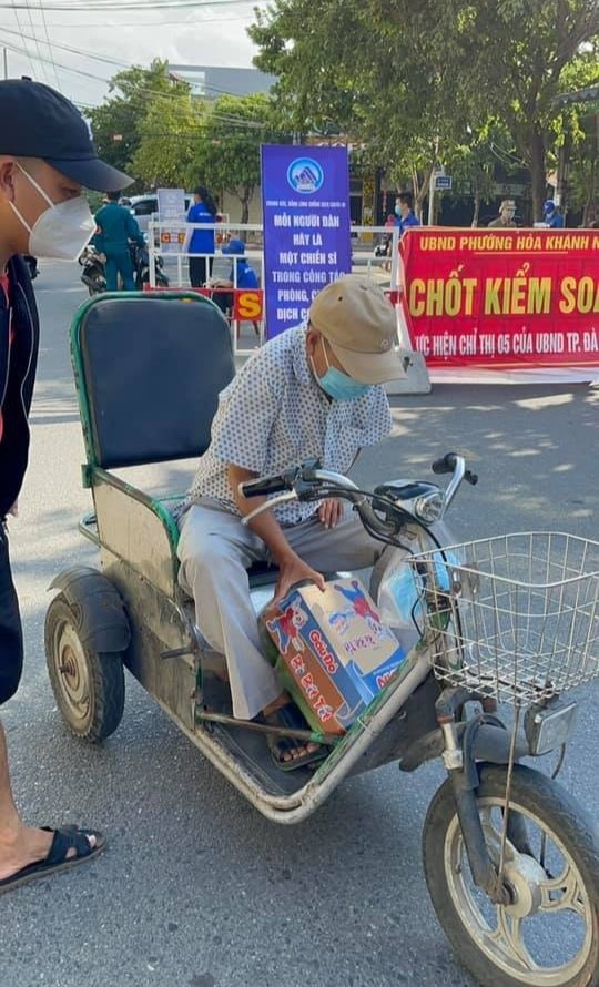 người đàn ông nhảy lên vì được quà từ thiện ảnh 4 nguoi dan ong nhay len vi duoc qua tu thien anh 4