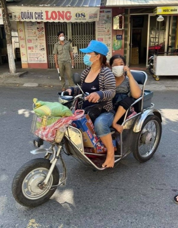 người đàn ông nhảy lên vì được quà từ thiện ảnh 2 nguoi dan ong nhay len vi duoc qua tu thien anh 2