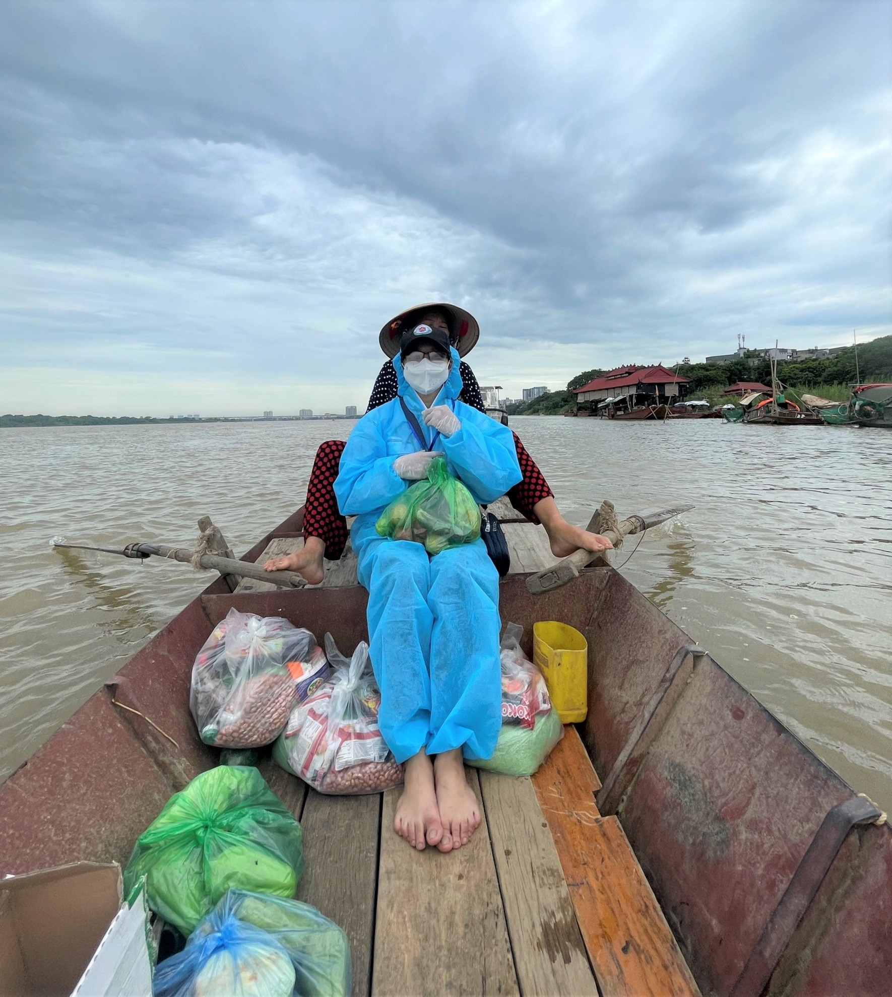 tặng quà cho người dân xóm chài Hà Nội ảnh 1 tang qua cho nguoi dan xom chai Ha Noi anh 1