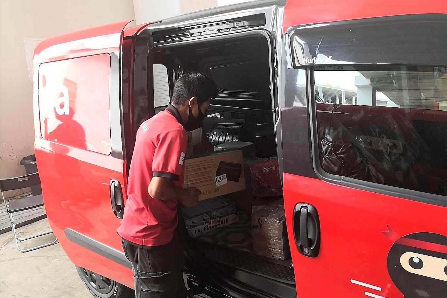 Shipper Singapore ngoi tu vi trom kien hang cua khach hinh anh