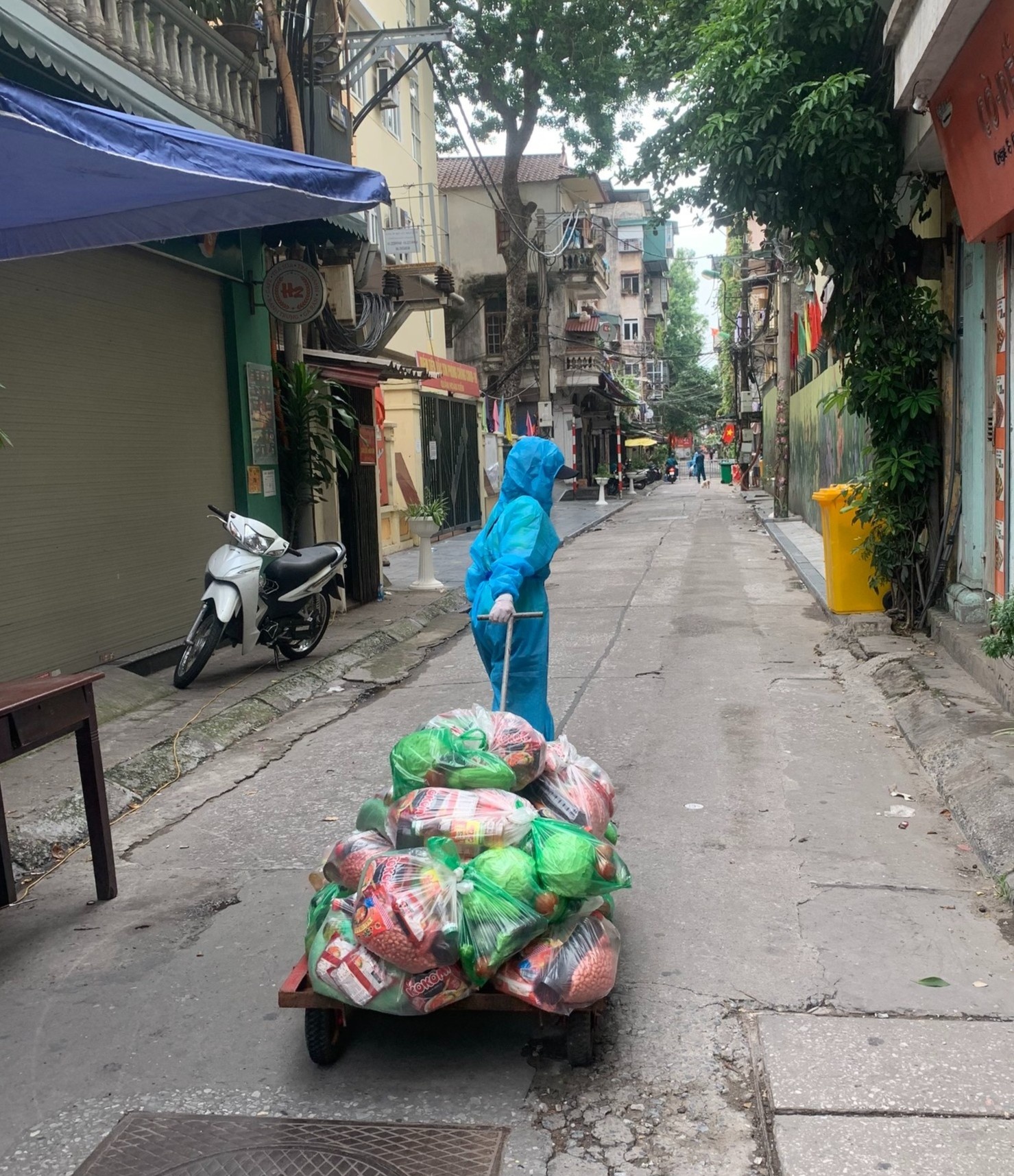 tặng quà cho người dân xóm chài Hà Nội ảnh 5 tang qua cho nguoi dan xom chai Ha Noi anh 5