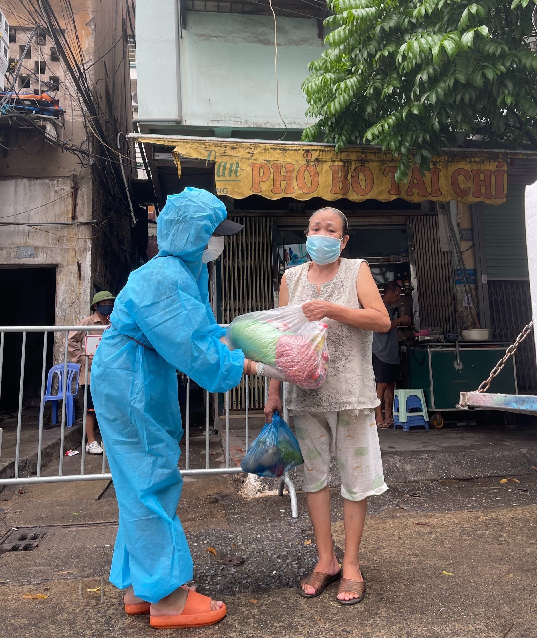 tặng quà cho người dân xóm chài Hà Nội ảnh 4 tang qua cho nguoi dan xom chai Ha Noi anh 4