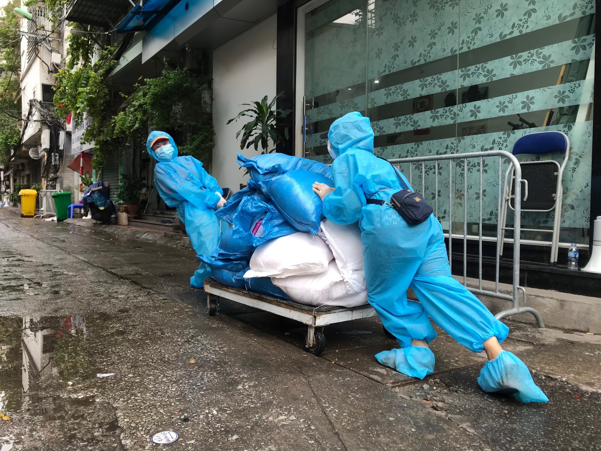 tang qua cho nguoi dan xom chai Ha Noi anh 6