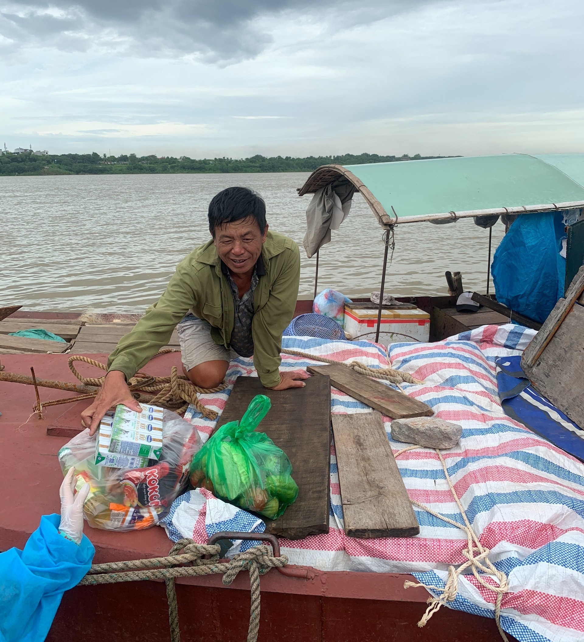 tặng quà cho người dân xóm chài Hà Nội ảnh 2 tang qua cho nguoi dan xom chai Ha Noi anh 2
