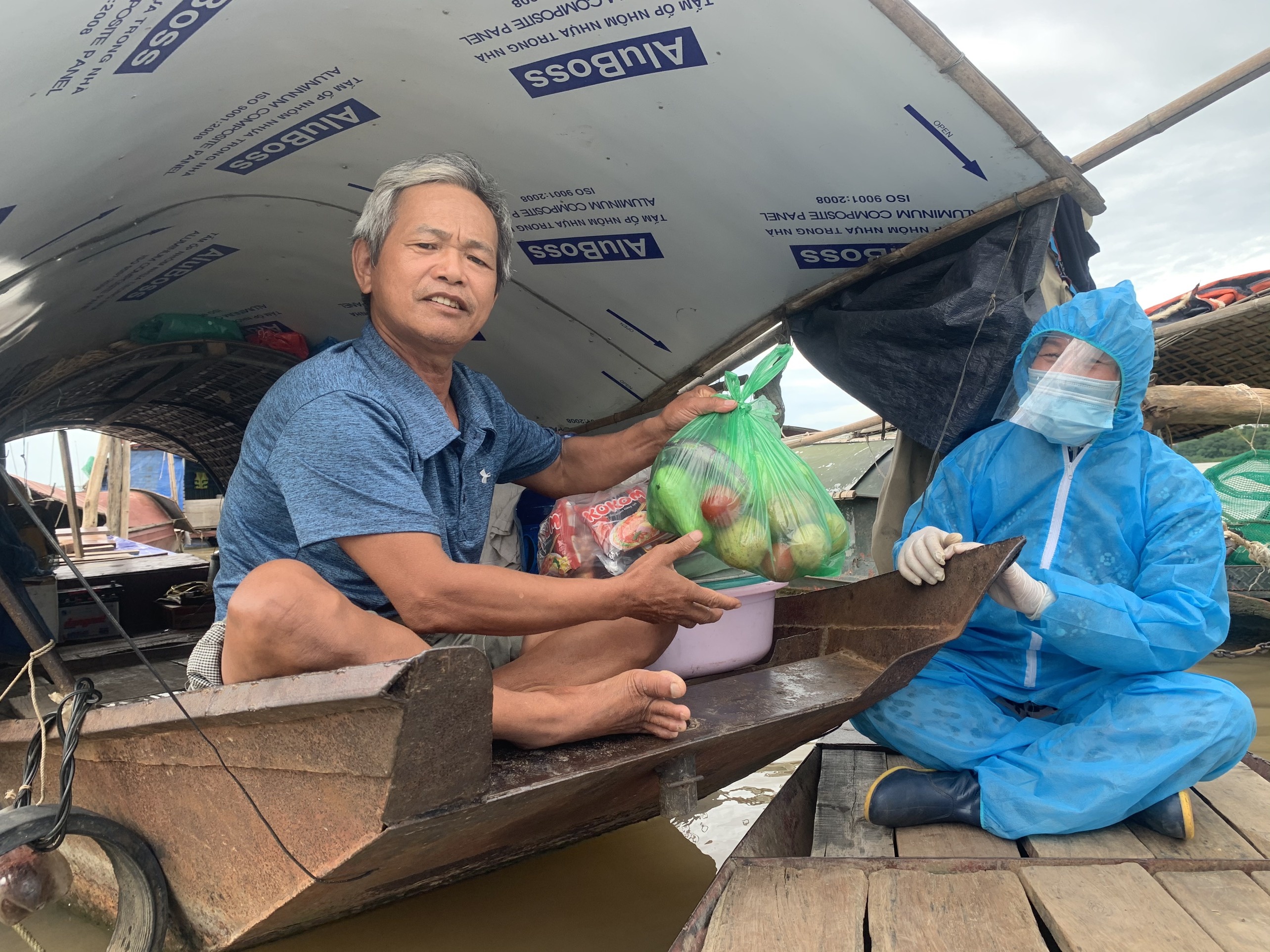 tặng quà cho người dân xóm chài Hà Nội ảnh 3 tang qua cho nguoi dan xom chai Ha Noi anh 3