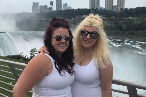 Co gai My gap ban gai nho di xem ca nhac hinh anh