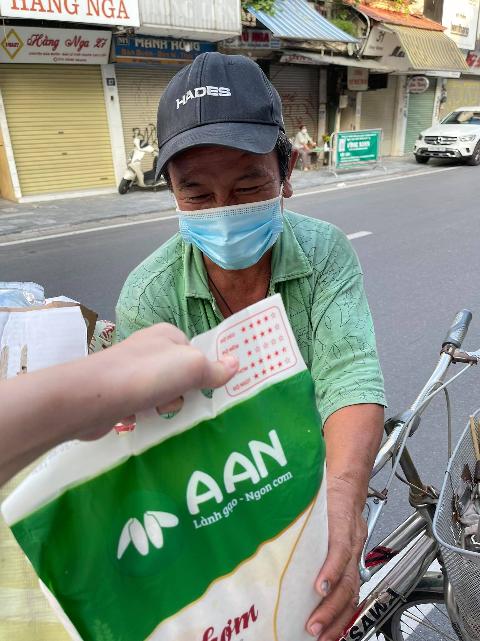 tặng quà người khó khăn qua ban công ảnh 4 tang qua nguoi kho khan qua ban cong anh 4