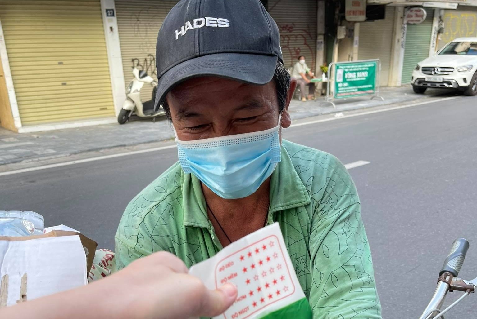 Co gai Ha Noi giup nguoi kho khan ngay dich nho chiec ban cong hinh anh