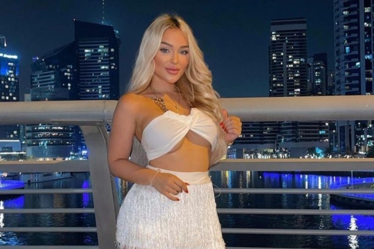 Co gai bi duoi khoi trung tam thuong mai o Dubai vi mac goi cam hinh anh