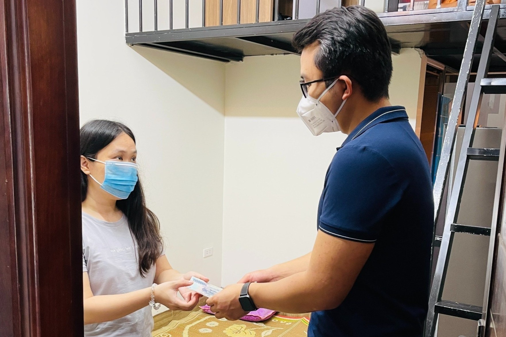 Chu doanh nghiep Ha Noi mien phi cho o, tang tien cho nguoi kho khan hinh anh