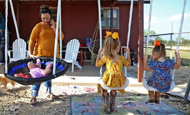 nguoi phan doi khau trang chet vi covid-19 anh 2