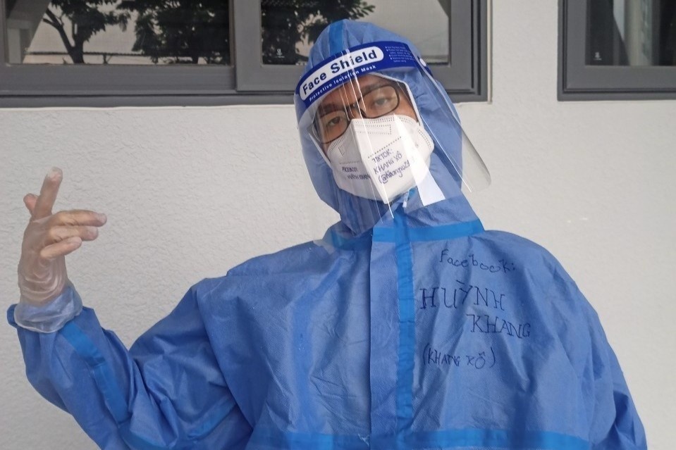 Khoi Covid-19, chang trai xung phong cham soc F0 o TP.HCM hinh anh