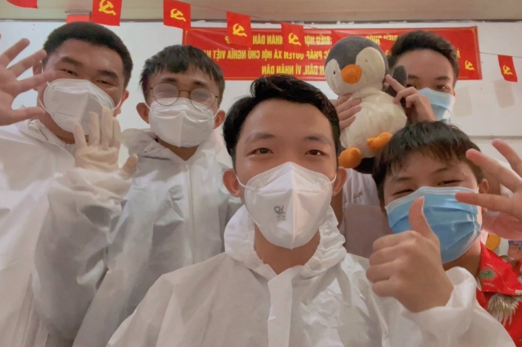 Nhom tinh nguyen vien o TP.HCM dan hat trong gio giai lao hinh anh