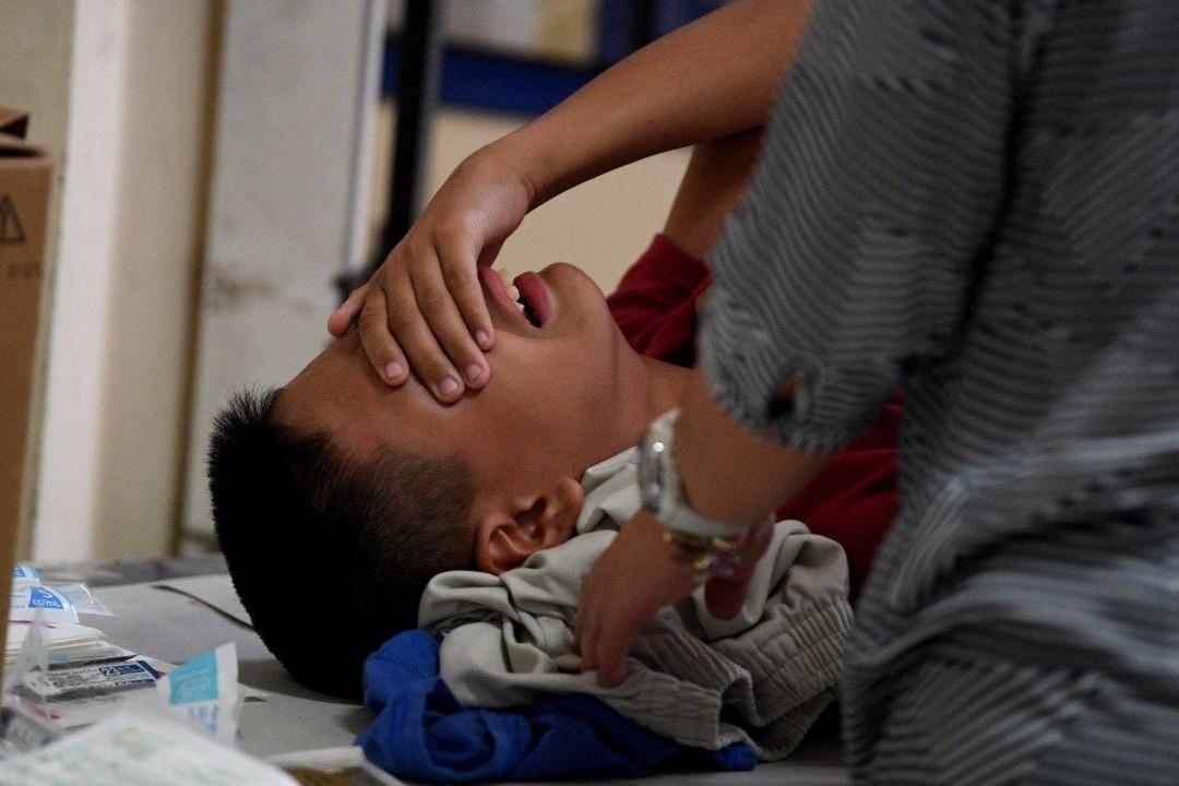 Nghi thuc cat bao quy dau o Philippines cham tre do Covid-19 hinh anh