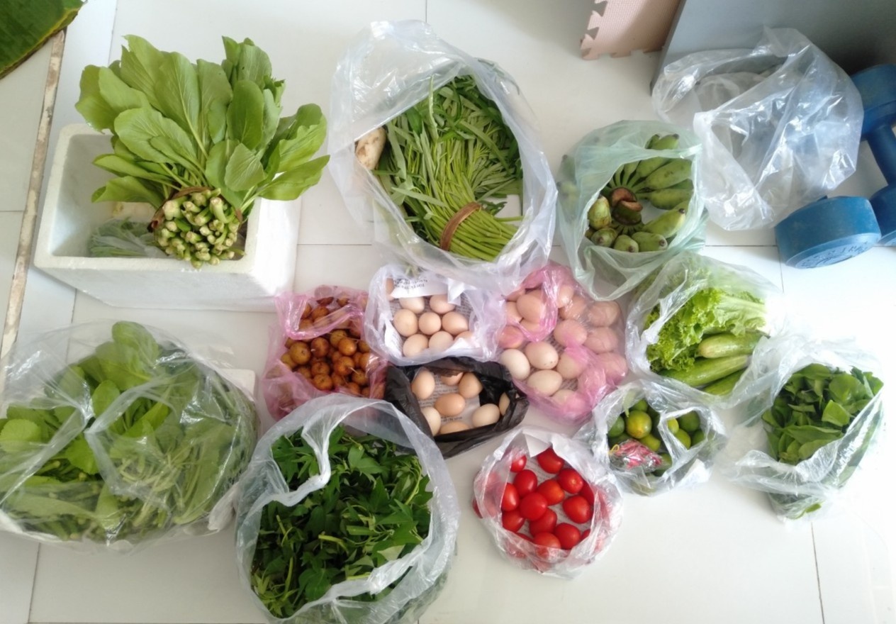 Cap vo chong o TP.HCM trong rau, chia tang hang xom trong dich hinh anh