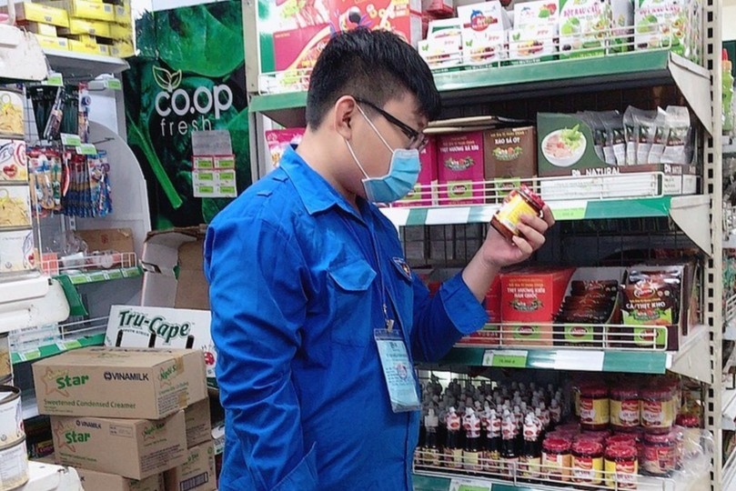 Nam sinh 16 tuoi o TP.HCM chieu hoc, sang di cho ho nguoi dan hinh anh