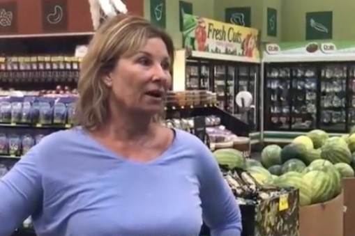 Bi duoi viec vi khong deo khau trang, ho vao nguoi khac o My hinh anh