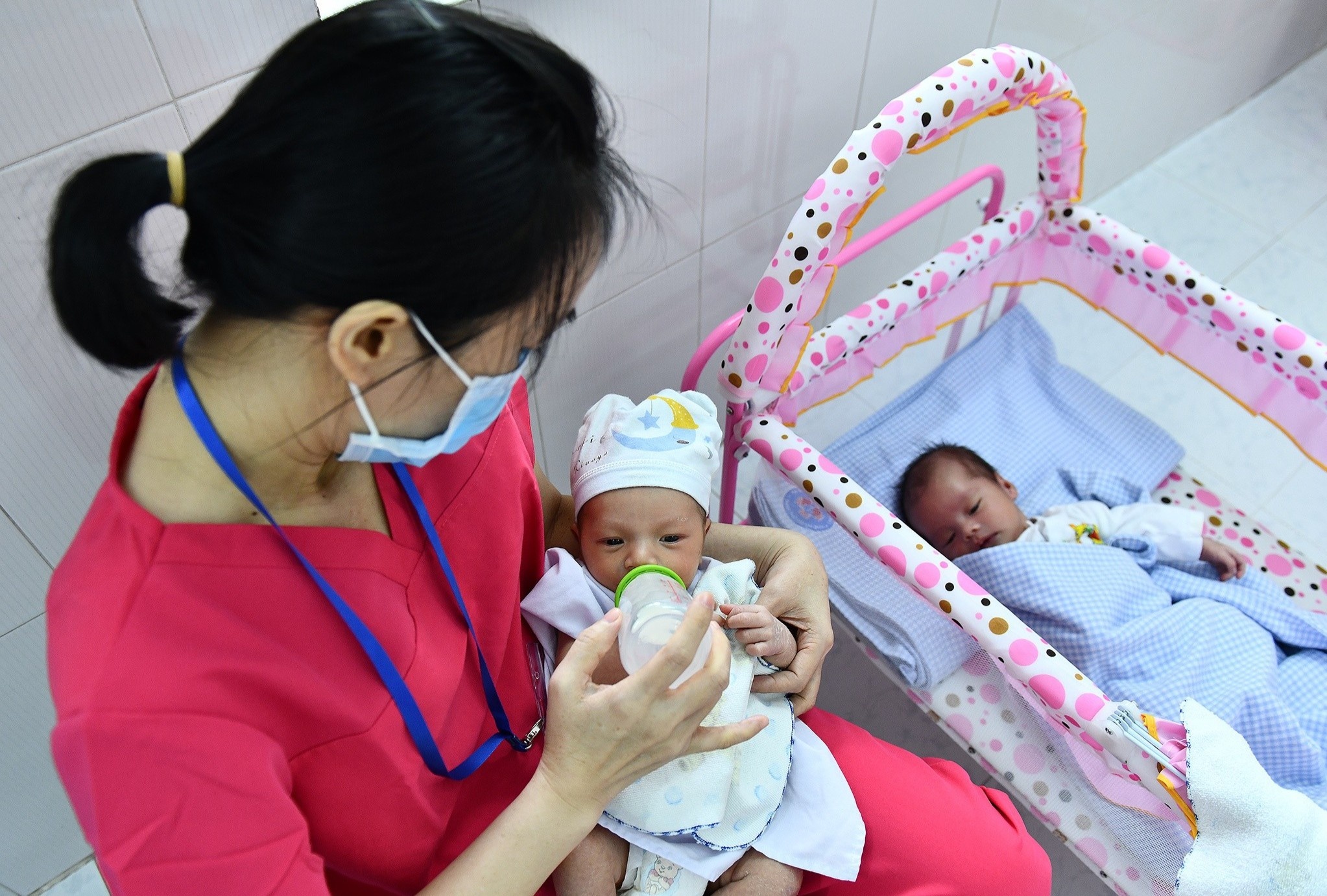 Benh vien o TP.HCM bac thong tin con cua F0 khoc vi thieu ta, sua hinh anh