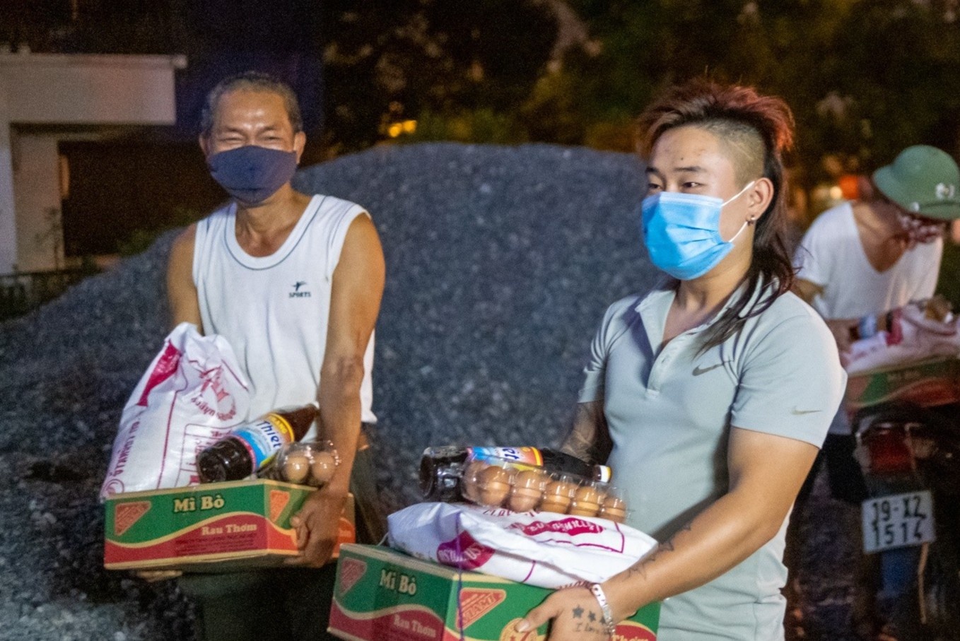 Chu tap hoa tang gao, trung cho khach den mua hang hinh anh