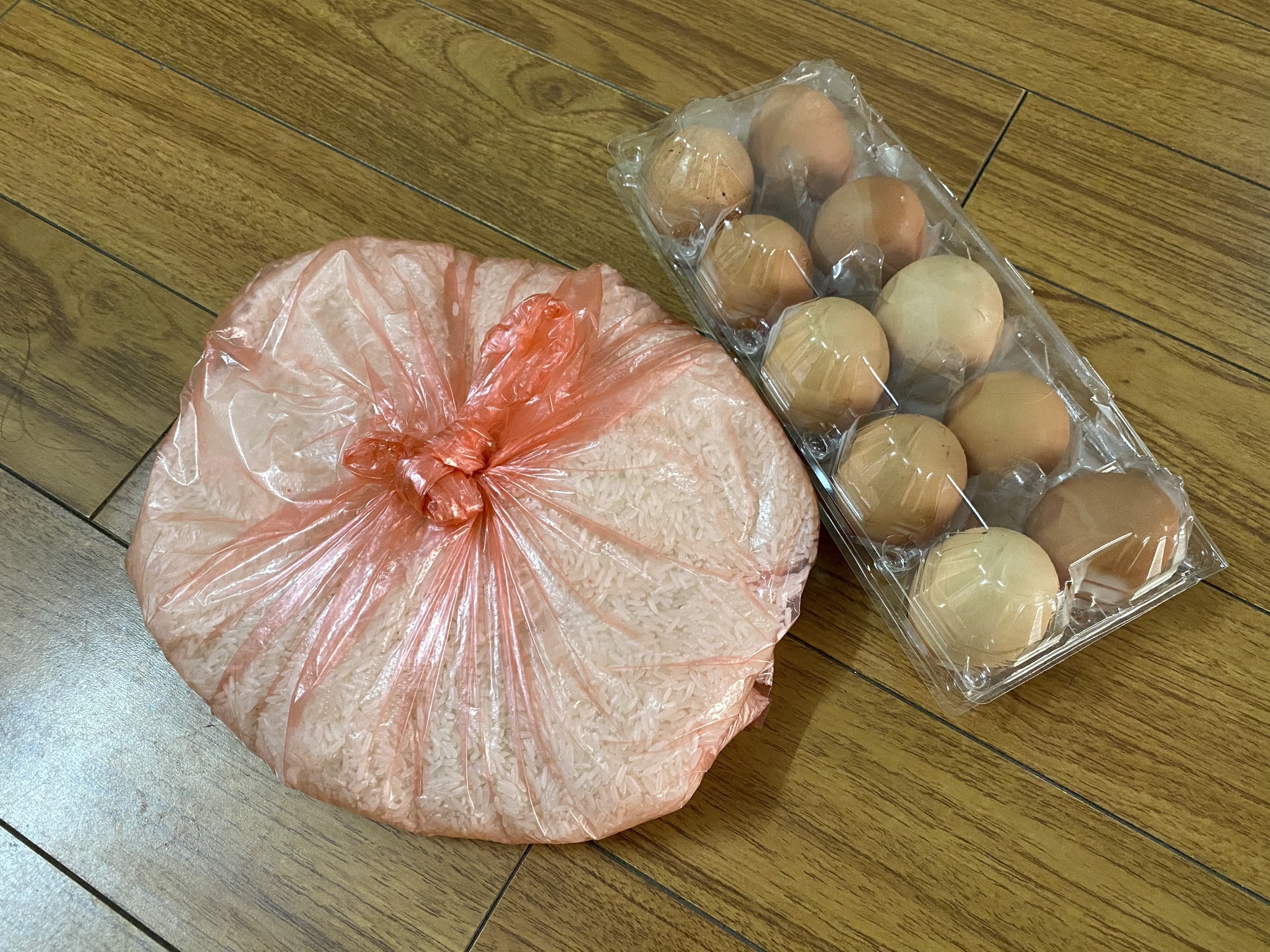 chu quan tap hoa tang do an cho khach anh 1