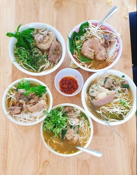 tình nguyện viên được tặng đồ ăn ảnh 2 tinh nguyen vien duoc tang do an anh 2