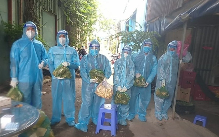 tình nguyện viên được tặng đồ ăn ảnh 3 tinh nguyen vien duoc tang do an anh 3