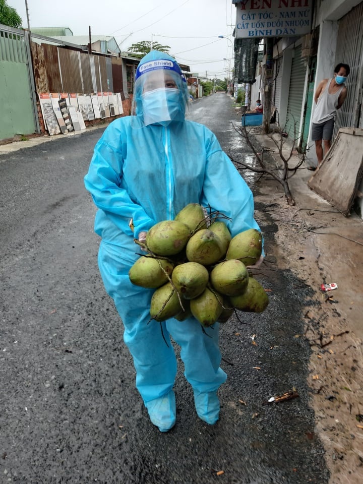 tình nguyện viên được tặng đồ ăn ảnh 5 tinh nguyen vien duoc tang do an anh 5