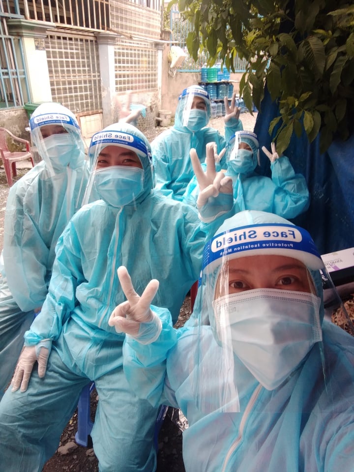 tình nguyện viên được tặng đồ ăn ảnh 6 tinh nguyen vien duoc tang do an anh 6