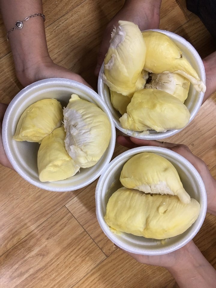 tình nguyện viên được tặng đồ ăn ảnh 1 tinh nguyen vien duoc tang do an anh 1